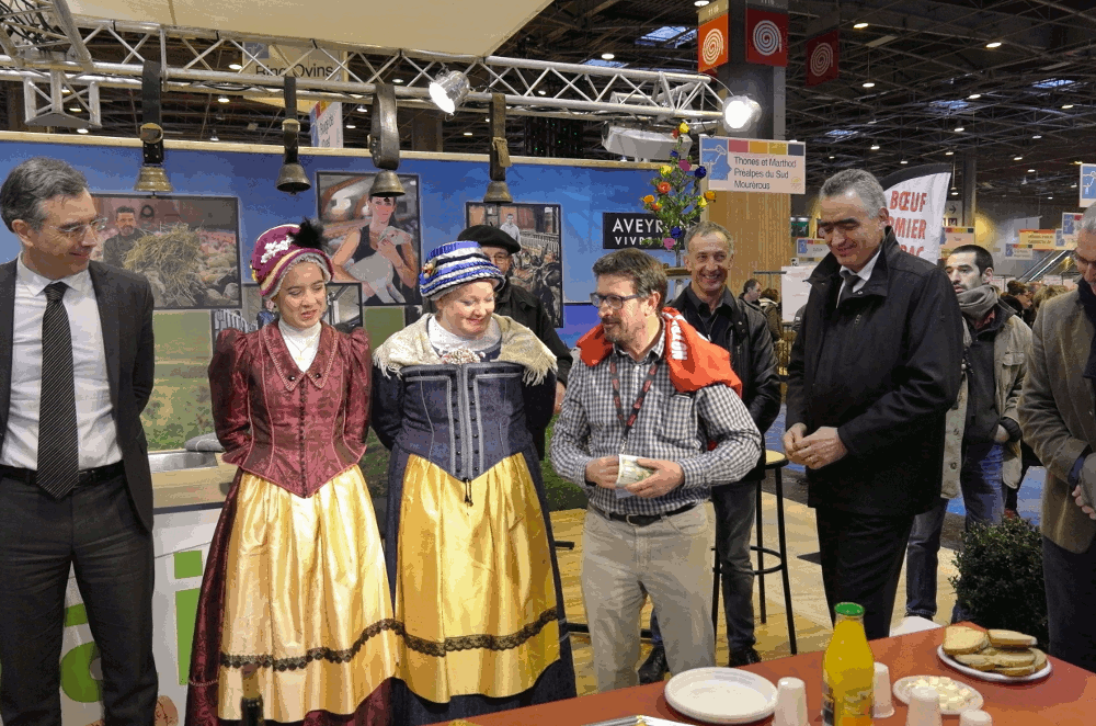 Les Amicales aveyronnaises de Paris présentes lors de la journée de l'Aveyron avec les représentants agricoles et élus.