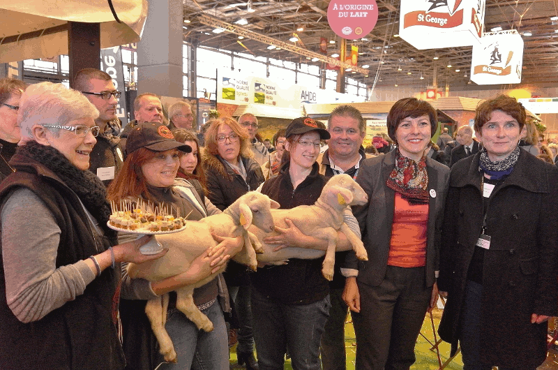 Carole Delga, présidente de la région Midi-Pyrénées Languedoc-Roussillon, sur le stand Roquefort et UPRA Lacaune.